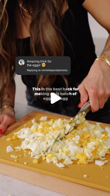 Nicole Keshishian Modic | KALEJUNKIE® on Instagram: "Follow @kalejunkie for more tips! NO-PEEL EGG HACK! You guys were blown away when I shared this method in my egg salad recipe Reel this morning, I decided to turn it into a separate reel for you to save! I first learned about this method from @jamiefielding__ on Tiktok last year and I’ve been using it ever since. ⁣ ⁣ It’s a huge time saver because you no longer have to sit there peeling eggs one by one for your egg salad. ⁣ ⁣ Preheat oven to 350F. Crack eggs to a greased loaf pan—I use between 6-8, but I’ve done up to 12 at once! ⁣ ⁣ Place the loaf pan in a larger baking dish and fill the larger dish with water, up until you reach the level of the eggs. ⁣ ⁣ Bake for 30 minutes. NOTE: every oven is different, so if yours need a few more m Baked Egg Salad, Baked Eggs For Egg Salad, Eggs Bake, Eggs In Oven, Deviled Egg Salad, Egg Hacks, Salad Recipes Video, Salad Dishes, Egg Salad Recipe