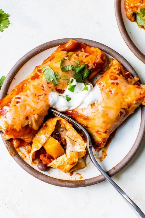 Vegetarian Butternut Squash and Black Bean Enchiladas | Skinnytaste Butternut Squash Black Bean, Black Bean Enchiladas, Vegetarian Enchiladas, Bean Enchiladas, Meatless Mondays, Enchilada Recipes, Skinny Taste Recipes, Enchilada Sauce, Meatless Monday