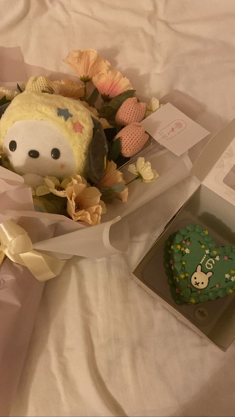 Korean Gifts Aesthetic, Pochacco Bouquet, Cute Aesthetic Gifts, Wlw Gifts, Gifts Aesthetic, Cute Gift Ideas, Gift Aesthetic, Aesthetic Gift, Cute Couple Gifts