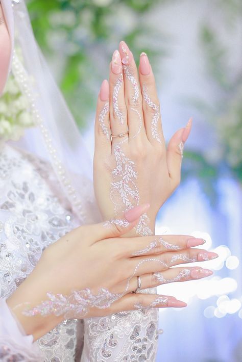 White Wedding Henna, Henna Nail Art, White Henna Tattoo, Glitter Henna, White Henna Designs, Wedding Henna Designs, Inai Pengantin, Wedding Planning List, Henna Inspired Tattoos