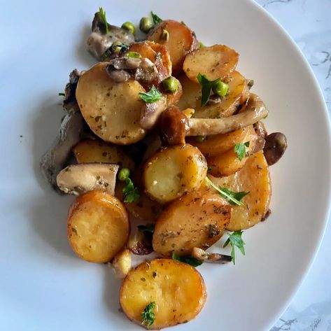 Sarladaise potatoes with mushrooms and peas - Famfoodery Potatoes With Mushrooms, Beef Rump Roast, Potatoes Mushrooms, Beef Rump, Pea Recipes, Easy Dishes, Convenience Food, Mushroom Recipes, Yummy Sides