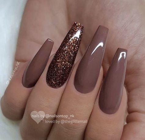 30 Thanksgiving Nail Art Ideas to Set Major Mani Goals - Hike n Dip Fall Acrylic, Thanksgiving Nail Art, Nail Polish Colors Fall, Thanksgiving Nail, Cute Nails For Fall, Fall Acrylic Nails, Thanksgiving Nails, Nails 2021, Fall Nail Colors