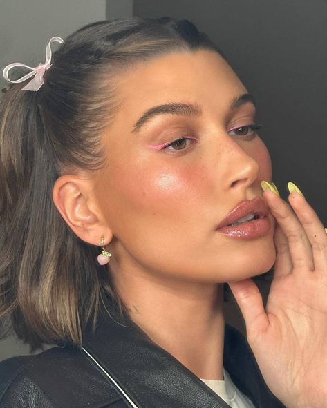 Winter Hair Trends, Pink Eyeliner, Penteado Cabelo Curto, Sleek Hairstyles, Pink Makeup, Winter Hairstyles, Hailey Bieber, Gigi Hadid, Makeup Trends