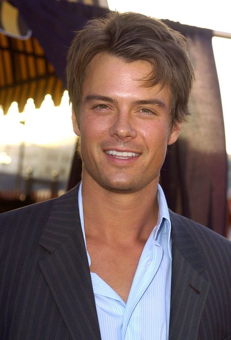 Pin for Later: 45 Really, Ridiculously Good-Looking Pictures of Josh Duhamel  Josh stepped out for the Movieline Young Hollywood Awards in 2004. Josh Duhamel, Hottest Male Celebrities, Mtv Movie Awards, Teen Choice Awards, Actrices Hollywood, Celebrity Dads, Matthew Mcconaughey, Jennifer Garner, Poses For Pictures