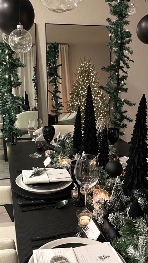 Black Christmas Decorations, Exterior Christmas, Christmas Homescreen, Christmas Tree Decorating Themes, Christmas Dinner Table, Dark Christmas, Christmas Decor Inspiration, Christmas Themes Decorations, Black Christmas Trees