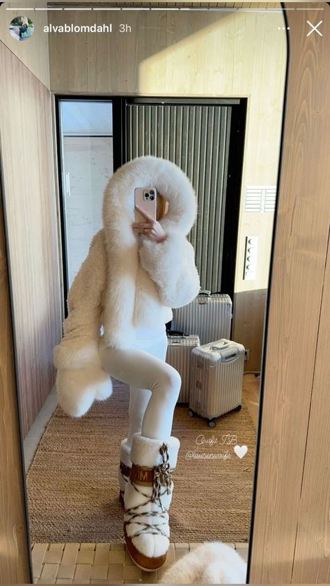 Courchevel Outfit, Snow Outfit Inspo, Mode Au Ski, Ski Outfit For Women, Ski Trip Outfit, Apres Ski Outfits, Ski Outfits, Fur Snow Boots, Trip Outfit