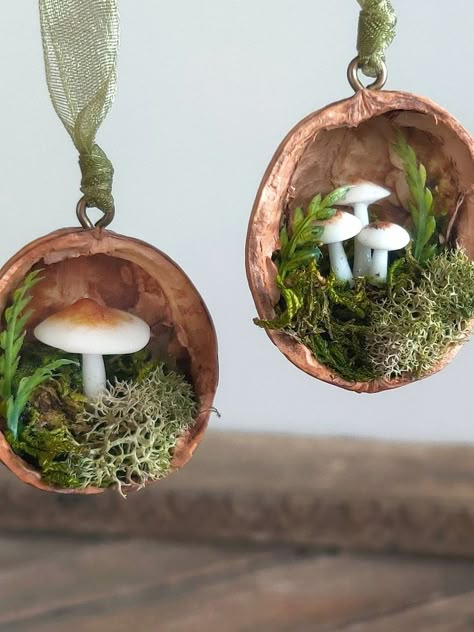 Nature Christmas Decor, Terrarium Ornaments, Mushroom Terrarium, Walnut Shell Crafts, Mushroom Ornaments, Nature Christmas, Decorating Wedding, Mini Mushroom, Mushroom Crafts