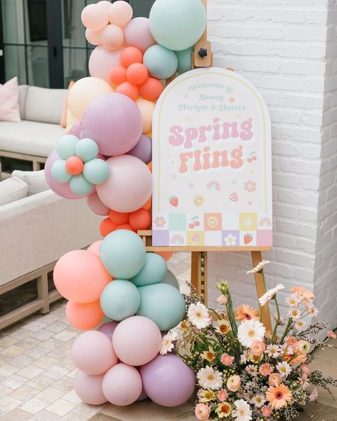 Ｂｅｉｊｏｓ | The happiest & cutest Spring Fling party for the Parker sisters 🌼🧡🌸🍄 Another year with our favorite Parker crew!! This year our favorite… | Instagram Spring Theme Balloon Garland, 3rd Birthday Flower Theme, Flower Market Birthday Theme, Spring Party Flower Charm Necklace, Spring Party Theme, Flower Power 3rd Birthday Party, Spring Fling Party, Groovy Theme, Bubble House