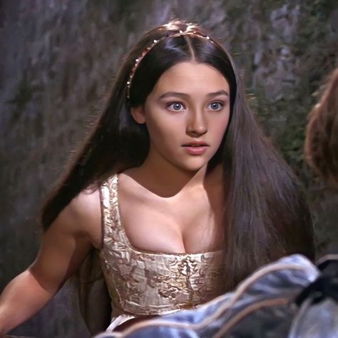 Olivia Hussey, Romeo And Juliet, Long Hair, A Woman, Hair, Gold