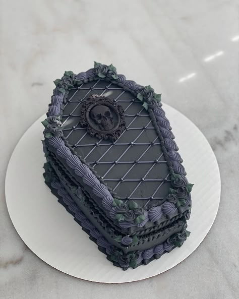 Spooky Cakes Birthday, Goth Treats, Goth Baked Goods, Goth Birthday Aesthetic, Gothic Halloween Cake, Goth Birthday Party Ideas, Goth Cake Ideas, Coffin Shaped Birthday Cake, Gothic Desserts