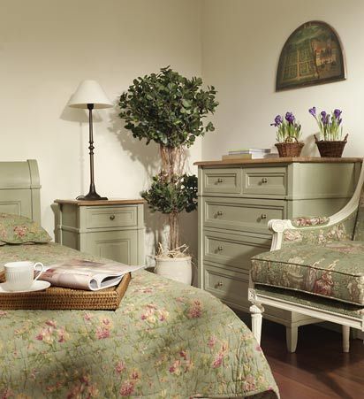 Light Green Farmhouse Bedroom, Green Shabby Chic Bedroom, Green And Crème Bedroom, Vintage Green Bedroom Ideas, Sage Green Vintage Bedroom, Summer Cottage Bedroom, French Country Aesthetic Bedroom, English Garden Bedroom, Cottagecore Bedroom Furniture