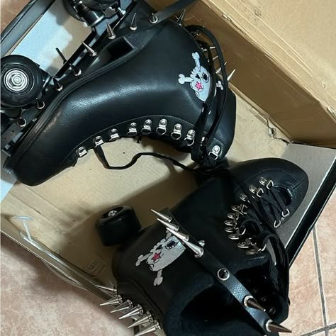 Gothic Roller Skates, Punk Roller Skates, Emo Roller Skates, Grunge Roller Skates, Cute Goth Shoes, Goth Roller Skating Outfits, Roller Skate Ideas, Goth Roller Skates, Roller Derby Aesthetic