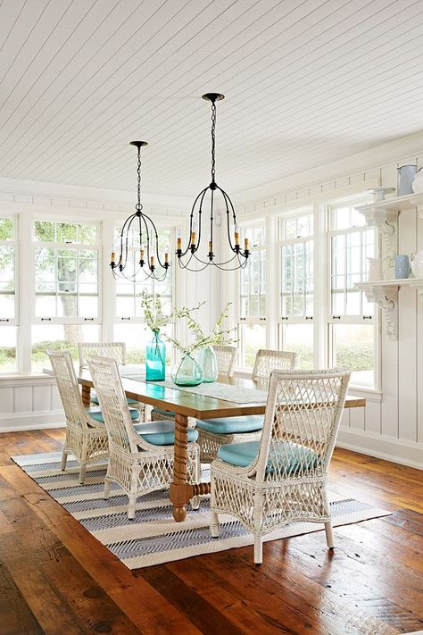 Sarah Richardson’s Coastal Cottage Cottage Dining Rooms, Coastal Dining Room, Sarah Richardson, House Of Turquoise, Beach Cottage Decor, Style Cottage, Beach House Interior, Beach Cottage Style, Cottage Living