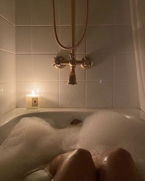 Aesthetic Bathtub, Bathtub Aesthetic, Aesthetic Bath, Bath Aesthetic, Shower Combo, Standing Bath, Shotting Photo, Vogue Beauty, Evening Routine