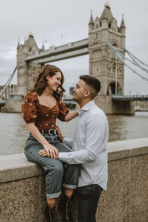 London Bridge Couple Photography, Couple Poses In London, London Couple Photography, London Bridge Picture Ideas, Tower Bridge Couple Photo, Couple Photoshoot In London, Couples In London, Engagement Photos In London, London Photo Ideas Couple