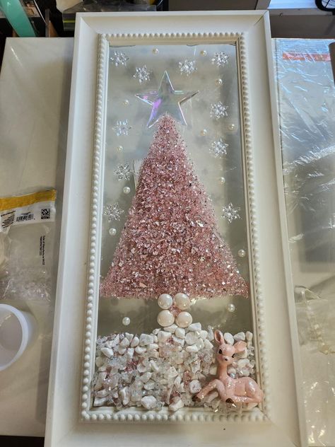 Seashell Trees, Shattered Art, Glass Crafts Diy, Broken Glass Crafts, Sea Glass Art Diy, Christmas Resin, Christmas Craft Show, Chip Art, Jeweled Christmas Trees