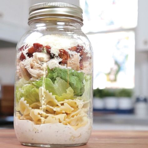 Mason Jar Pasta, Pasta Lunches, Pasta Salad In A Jar, Salad In A Jar Recipes, Mason Jar Meal Prep, In A Jar Recipes, Ceasar Dressing, Mason Jar Lunch, Caesar Pasta Salad