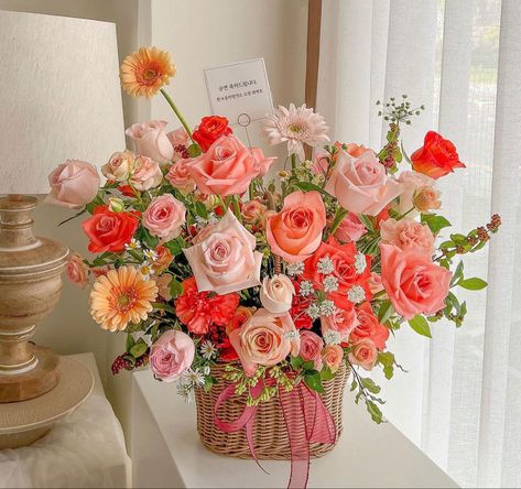 White Arrangement, Basket Flower Arrangements, Bucket Ideas, Alize Puffy, Gerbera Daisies, Flower Bouquet Diy, Flower Gift Ideas, Flower Arrangements Simple, Floral Baskets