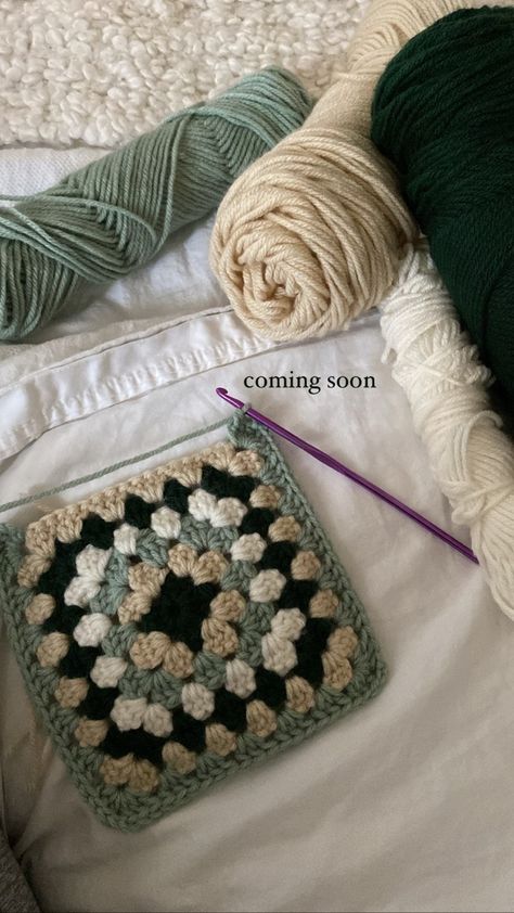 Crotchet Ideas For Dogs, Aesthetic Crochet Granny Square, Crochet Mini Blanket, Croching Aesthetic, Crochet Granny Square Aesthetic, Crochet Fun Projects, Three Color Granny Square, Granny Square Crochet Color Combinations, Crochet Bag Closure