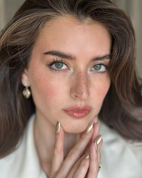 Jess Clements (@jessicaclements) • Instagram photos and videos French Girl Makeup Look, Jess Clement, Soft Autumn Makeup, Jessica Clements, Pale Skin Makeup, Pale Makeup, Blonde With Blue Eyes, Jessica Clement, Bridal Makeup Natural