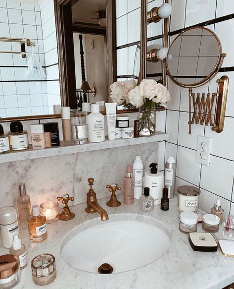 Love this bathroom styling and amazing product photo by @ohuprettythings shot at the Ludlow Hotel in New York City Ludlow Hotel, Vanity Decor, Flat Lays, Bathroom Inspo, Dream Apartment, Dream Bathroom, Holiday Inspiration, Cubicle, Diy Style