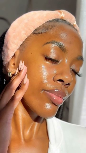 C R Y S T A L N I C O L E on Instagram: "My updated skin routine to clear my hyperpigmentation✨ I’ve been seeing so much improvement/brightening over the past few months so ofc I had to share! SAVE FOR LATER 💕 ✨cleanser @youthtothepeople (and pls stop using towels on your face…paper towels = less bacteria) ✨toner @laneige_us ✨exfoliant @paulaschoice (fyi this is not a toner) ✨serum @cosrx snail mucin ✨dark spot serum @topicals (I’ve been loving this as of lately. It absorbs into the skin quickly and I actually see my dark spot lightening. Also, the funky scent fades very quickly lol) ✨brightening eye masks @topicals ✨moisturizer @charlottetilbury water cream (perfect for oily skin) ✨spf @innisfreeusa ✨lip mask @tatcha #skincare #skincareroutine #hyperpigmentation #hyperpigmentationtreat Best Brightening Face Cream, Toner Laneige, Tatcha Skincare, Skin Recipes, Cosrx Snail Mucin, Cosrx Snail, Skin Goals, Skin Hyperpigmentation, Skin Care Benefits