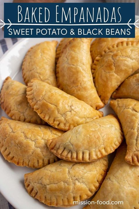 These small vegetarian sweet potato black bean empanadas feature a super flaky and delicate crust with a cozy savory-sweet filling. The warm spiced filling is perfect for fall, but would be delicious any time of year. Make these for parties and potlucks or simply for snacking. Lentil Empanadas, Sweet Potato Empanadas, Bean Empanadas, Black Bean Empanadas, Potato Empanadas, Easy Empanadas Recipe, Vegetarian Empanadas, Baked Empanadas, Hand Pies Savory