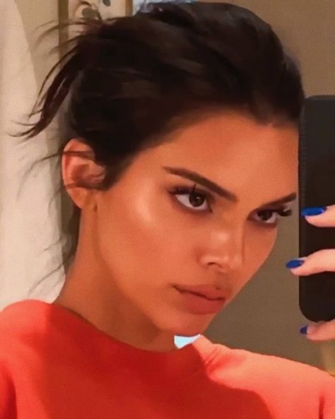 Kendall Jenner (fan page) on Instagram: “i really love her makeup 😍 @kendalljenner” Kendall Jenner Red, Kendall Jenner Aesthetic, Kendall Jenner Face, Kendall Jenner Icons, Jenner Girls, Kendall Style, Jenner Outfits, Model Aesthetic, Keeping Up With The Kardashians