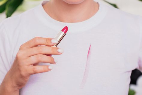 Lipstick stains have always caused problems on fabrics. Only certain tricks and products cab remove smears of lipstick from cloth and linens. Remove Lipstick From Clothes, Removing Lipstick Stains, Stain Removal Guide, Stain On Clothes, Lipstick Stain, Makeup Stain, Pink Lipstick, Lip Stain, Stain Remover