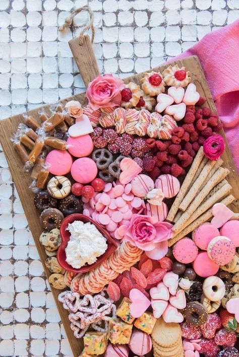 Pink Charcuterie Board, Chocolate Charcuterie Board, Candy Charcuterie Board, Chocolate Charcuterie, Candy Charcuterie, Valentines Party Food, Galentines Day Ideas, Valentines Brunch, Lady Decluttered