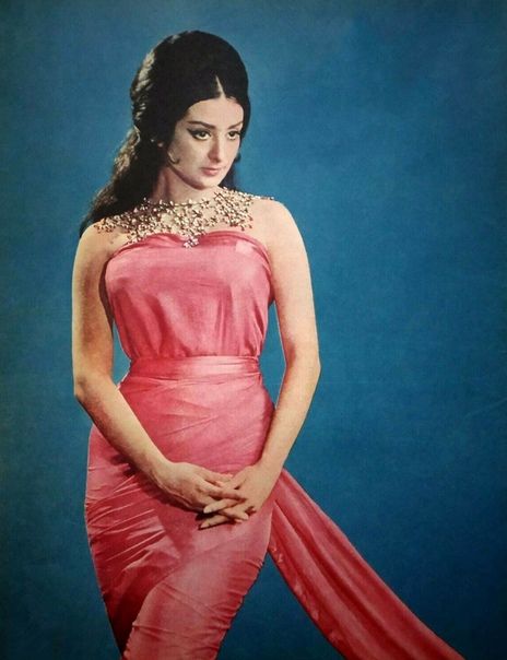 60s Bollywood Fashion, Saira Bano, Old Bollywood Actress, Saira Banu, Bollywood Vintage, Bollywood Beautiful, Bollywood Pictures, Retro Bollywood, Classic Cinema