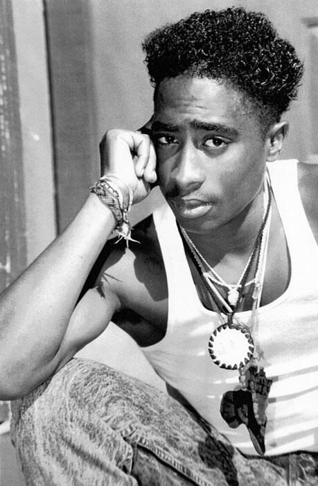 Tupac- gone too soon . . i admire the confidence to wear that hair! Hip Hop Look, Look Hip Hop, Tupac Makaveli, Tupac Pictures, 90s Hip Hop Fashion, Real Hip Hop, 90s Hip Hop, Tupac Shakur, The Jacksons