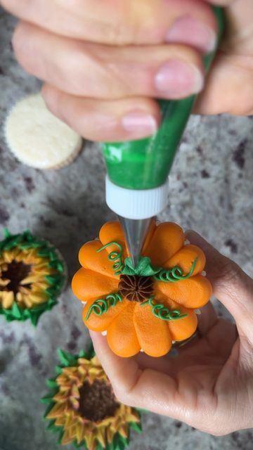 The Bunned Baker - Keri on Instagram: "Here’s how I make my pumpkin cupcakes 🎃🧁 @wiltoncakes tips: 2A, 32, 2 and 352 @americolor gels: orange, chocolate brown, leaf green, cork Drop a comment if you have any questions! . . . . . #pumpkincupcakes #cupcakediy #cupcakedecorating #cupcakereels #cupcakegrid #fallcupcakes #diy #howto #reels" Thanksgiving Cupcake Bouquet, Pretty Fall Cupcakes, Pumpkin Design Cupcakes, Easy Fall Cupcakes Decoration, Frosting Pumpkins, Pumpkin Cupcakes Decoration, Pumpkin Decorated Cupcakes, Fall Floral Cupcakes, Chocolate Cupcake Ideas