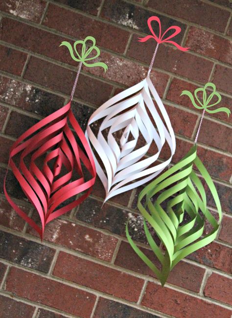 Christmas ornaments: DIY paper Christmas ornament spirals. Decorations Items, Easy Decorations, Cute Christmas Decorations, Paper Decoration, Paper Christmas Decorations, Library Chair, Folding Origami, Homemade Christmas Decorations, Traditional Colonial