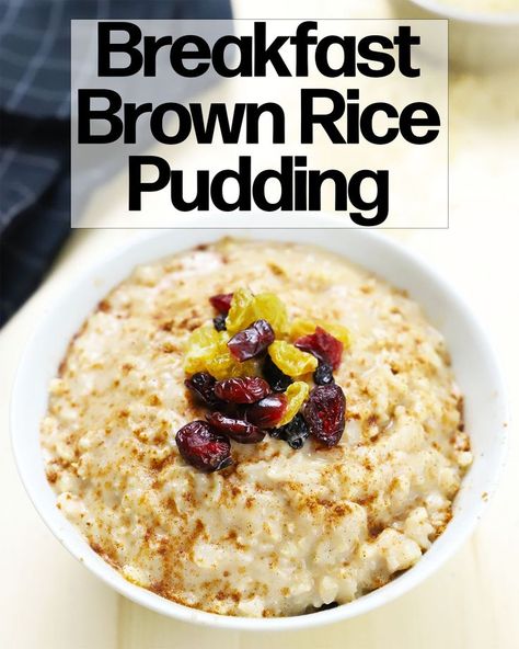 On a chilly morning, nothing is more satisfying that a warm, comforting breakfast. Classic porridges with oats or grits can get old, so why not spice things up a bit with this delicious and hearty Breakfast Brown Rice Pudding. Using leftover brown rice, and a few pantry staples, makes this dish super easy to throw together before school or work, or save it as a weekend treat for a cozy breakfast in bed. Leftover Brown Rice Recipes, Vegan Brown Rice Recipes, Rice Recipes Vegetarian, Brown Rice Pudding Recipe, Leftover Brown Rice, Rice Breakfast Recipes, Wfpb Breakfast, Brown Rice Porridge, Comforting Breakfast