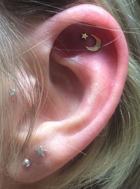 Star Cartilage Piercing, Rose Gold Combination, Star Piercing, Piercings Ideas, Star And Moon, Moon And Star, Cartilage Piercing, Cute Jewelry, Piercings