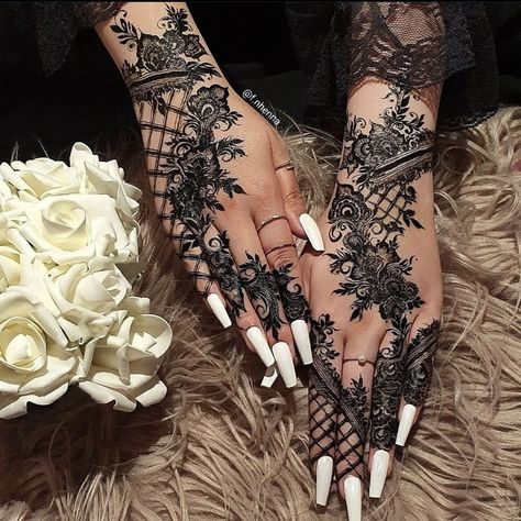 Black Henna Designs Arabic, Henna Queen, Henna Tattoo Back, Makeover Photoshoot, Somali Wedding, Cute Henna Designs, Lace Tattoo Design, Henna Style Tattoos, Tattoo Designs Hand