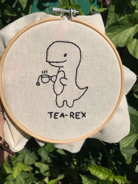 TEA-REX bordado a mão Simple Funny Embroidery, Simple Disney Embroidery, Embroidery Design For Tshirt, Embroidery Patterns Tshirt, Imbrodri Design Simple, Embroidery For Guys, Simple Embroidery Tshirt, Funny Embroidery Designs, Hand Embroidery On Tshirt