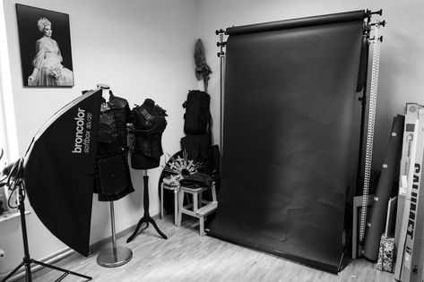 Home Studio Photography Setup, Small Photography Studio Setup, Photography Studio Setup Small Spaces, Photographer Workspace, Small Photo Studio, Tiny Home Studio, Small Photography Studio, Home Photo Studio, Photography Studio Design