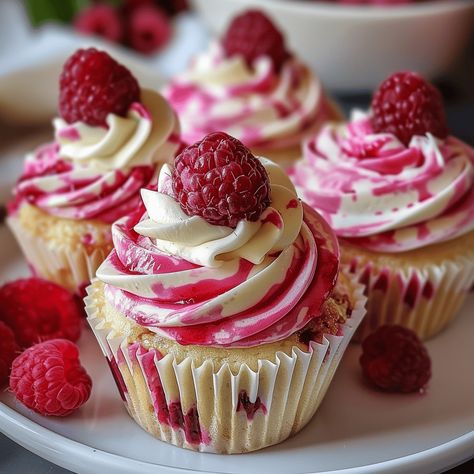 Cheesecake Cupcakes Decoration, Homemade Cupcakes Aesthetic, Gourmet Cupcake Flavor Ideas, Cute Cupcakes Aesthetic, Savoury Cupcakes, Pomegranate Cupcakes, Raspberry Cheesecake Cupcakes, Aesthetic Cupcakes, Fresh Raspberry Sauce