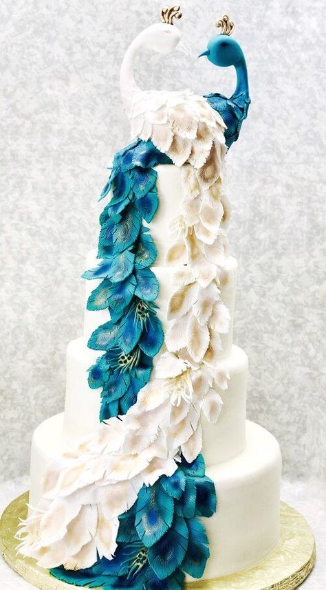 Peacock Cupcakes, Peacock Wedding Inspiration, White And Gold Wedding Cake, Peacock Wedding Cake, Peacock Cake, Learn Cake Decorating, Wedding Cake Birds, Jasmine Wedding, Peacock Wedding Theme