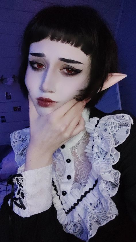 Vampire girl Vampire Eye Color, Vampire Cosplay Aesthetic, Vampire Cosplay Makeup, Light Vampire Makeup, Douyin Vampire Makeup, Vampiric Makeup, Victorian Vampire Makeup, Goth Vampire Makeup, Gothic Vampire Makeup