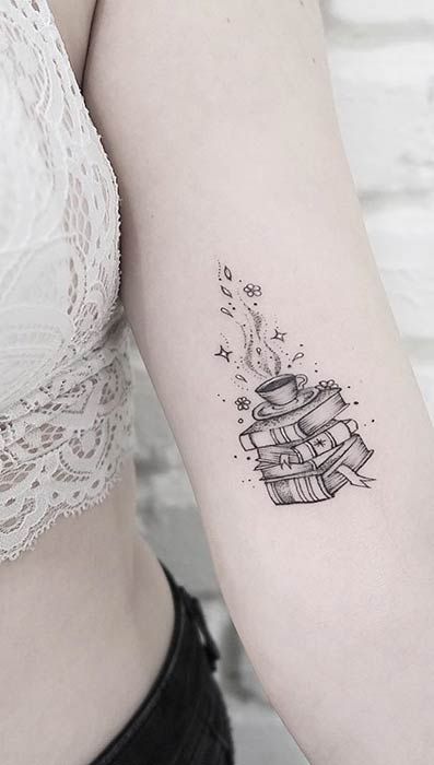 Book Lover Tattoo, Books Tattoo, Small Tattoo Placement, Tattoo Diy, Bookish Tattoos, Literary Tattoos, Shape Tattoo, Tattoos For Lovers, Inspiration Tattoos