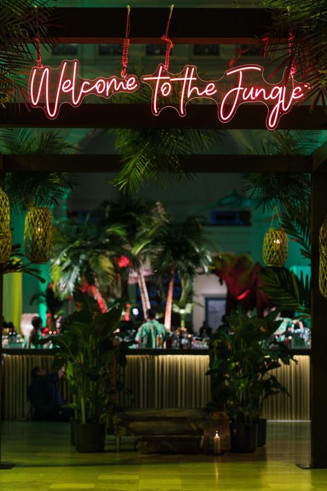 A Night in the Jungle at the Field Museum Chicago | Spoon Photo and Design | PartySlate Jungle Event Decor, Jungle Decorations Party, Night Club Design, Jungle Disco, Rainforest Wedding, Earth Decor, Tropical Disco, Museum Chicago, Field Museum Chicago