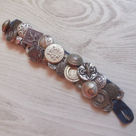 Pièce uniquebracelet réalisé avec des boutons vintages cousus sur une base en jeancirconférence du bracelet 21 cm largeur 3cmcouleur : argent60 gr Diy Bijoux, Charms Pandora, Pandora Charms, Pandora Charm Bracelet, Charm Bracelet, Bracelet, Crochet