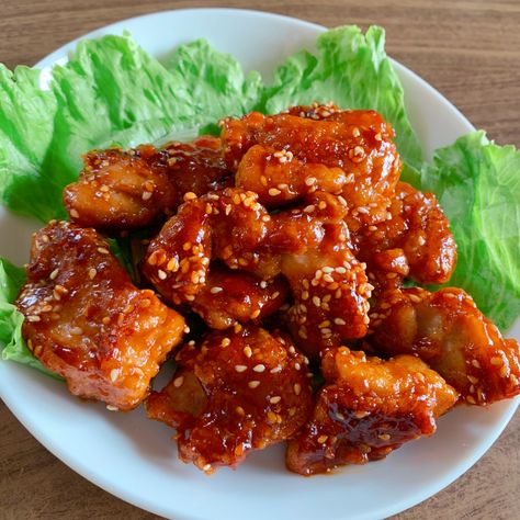 "Yangnyeom chicken (=양념치킨)" is known as Korean-style fried chicken. This is a dish of fried chicken mixed with a sauce made from gochujang, garlic, and sugar. Fried Chicken Korean, Yangnyeom Chicken, Korean Spicy Chicken, Gochujang Chicken, Korean Chicken, Sweet And Spicy Sauce, Korean Fried Chicken, Korean Dishes, All Recipes