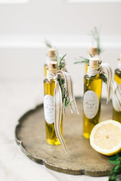 Olive Oil Gift Ideas, Olive Oil Wedding Favors, Olive Oil Favors, Rustic Bridal Shower Favors, Simple Wedding Favors, Food Wedding Favors, Trendy Wedding Favors, Wedding Favours Luxury, Olive Wedding