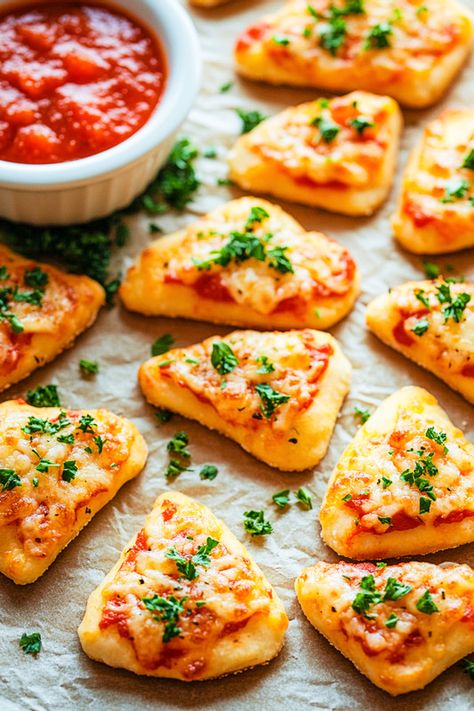 Easy Christmas Pizza Bites That Taste Amazing Mini Christmas Pizzas, Mini Pizza Bites Appetizers, Christmas Pizza Appetizers, Christmas Party Kids Food, Simple Appetizers Finger Foods, Mini Pizzas For Kids, Pizza Bites Appetizer, Mini Pizza Appetizers, Pizza Bites Recipe