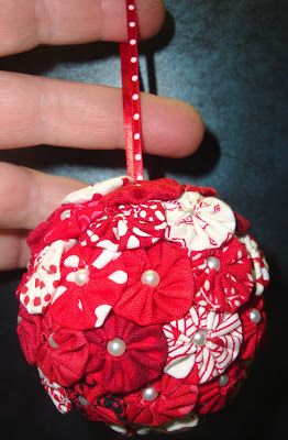 Holiday Crafts Diy, Ornament Exchange, Quilted Christmas Ornaments, Yo-yos, Fabric Ornaments, Christmas Ornaments Homemade, Fabric Christmas Ornaments, Christmas Ornament Crafts, Christmas Sewing