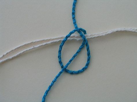 Use these easy DIY instruction to make an adjustable bracelet knot so you can put it on and take it off easily. How to make a beaded string bracelet. Sliding Knot Tutorial, Adjustable Knot Bracelet, Crafts Bracelets, Sliding Knot Bracelet, Knot Tutorial, Diy Bracelets With String, Diy Bracelets Tutorials, Necklace Storage, Trendy Diy